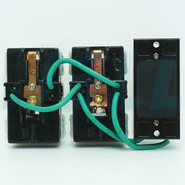 G-27-4 (Copy) บล็อกยาง ขนาด 4x6 นิ้ว พร้อม เซฟตี้เบรกเกอร์ 1 ตัว ปลั๊กกราวด์คู่ 2 ตัว (G-27) (ปลั๊กคละรุ่น เสียบสายและขันน็อต)